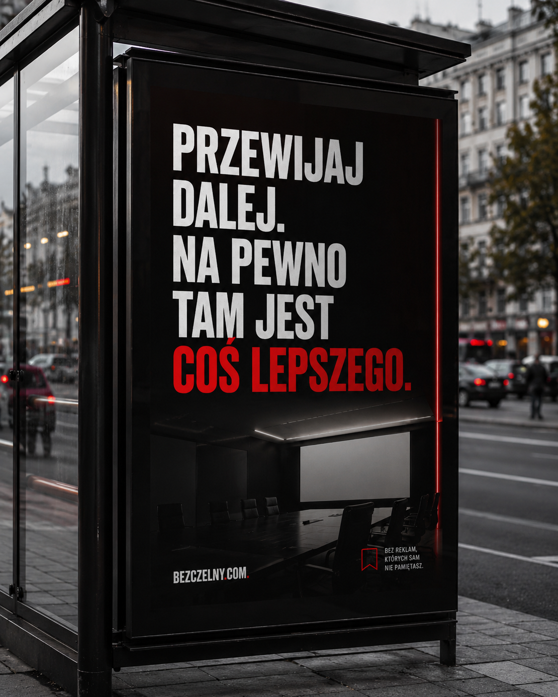 Citylight na przystanku z hasłem: Przewijaj dalej. Na pewno tam jest coś lepszego.