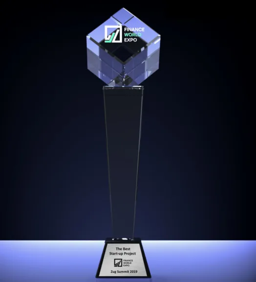 Statuetka Best Start-up Project z Finance World Expo Zug Summit 2019
